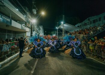 Escolas de samba iniciam desfiles do Carnaval na Ribeira