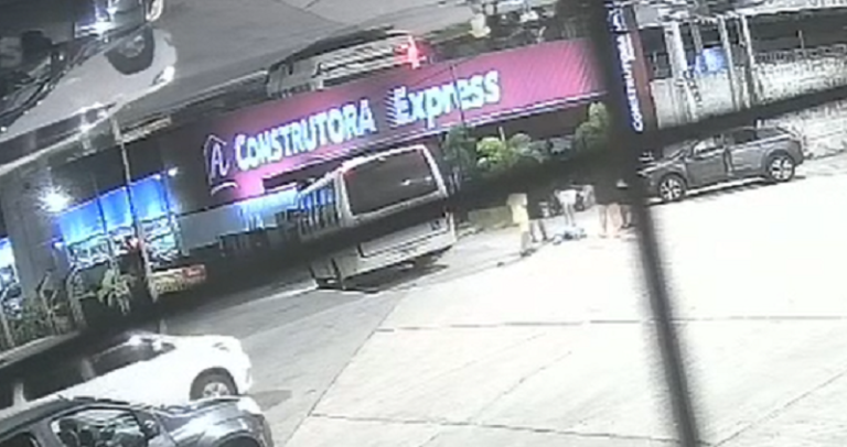 VÍDEO: Jovem de 20 anos sobrevive após cair de micro-ônibus em movimento em Natal