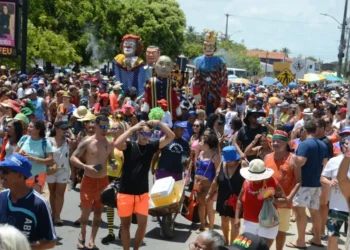 Bloco Baiacu na Vara reúne multidão no encerramento do Carnaval de Natal