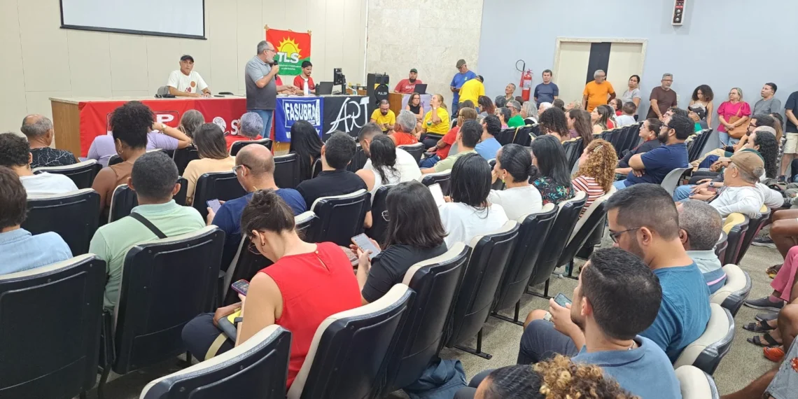 Após vitória da base sobre direção, servidores da UFRN dão início à greve
