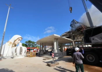 Curto-circuito em máquina de solda provocou incêndio em estátua de santa, diz artista responsável