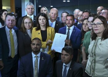 Parlamentares reúnem assinaturas e apresentam pedido por CPMI do Master