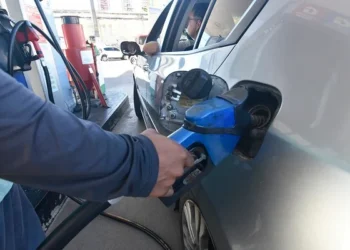 Gasolina sobe R$ 0,30 e diesel R$ 1 em novo reajuste da refinaria Clara Camarão