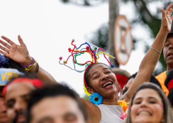 População brasileira é a 7ª mais feliz do mundo, diz pesquisa