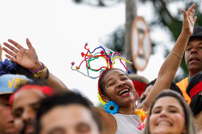 População brasileira é a 7ª mais feliz do mundo, diz pesquisa