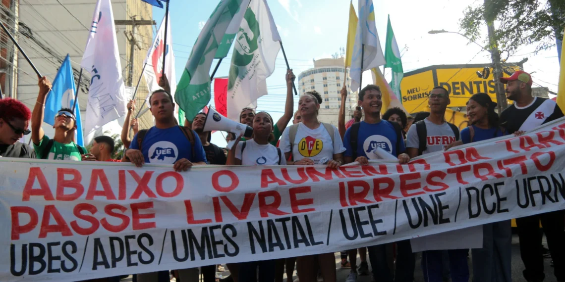 Estudantes protestam contra aumento da passagem em Natal nesta terça (31)