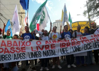 Estudantes realizam protesto contra aumento da passagem em Natal nesta terça (31)