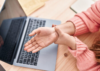 Mudança de postura pode evitar lesões e os distúrbios osteomusculares