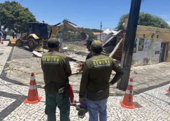 Semurb realiza demolição de construção irregular na Av. Roberto Freire em Natal