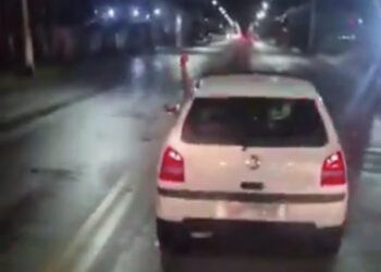 VÍDEO: Motorista dificulta passagem de ambulância do SAMU, faz gesto obsceno para socorristas e idosa que aguardava atendimento morre