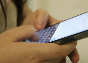 Após linhas verdes aparecerem em tela de celular, fabricante multinacional é condenada a indenizar cliente do Brasil