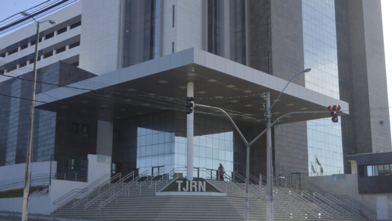 Limite a supersalários poderia gerar economia de R$ 186,4 bilhões em dez anos, aponta estudo
