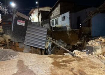 Cratera engole casa e deixa imóveis com rachaduras na Zona Oeste de Natal
