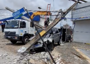 Carro derruba dois postes na Avenida Salgado Filho, zona Sul de Natal. Veja vídeo