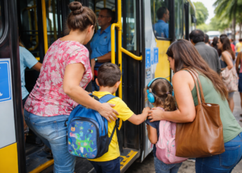 Acompanhantes de crianças atípicas passam a ter prioridade e sistema de transporte ganha nova obrigação