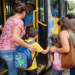 Acompanhantes de crianças atípicas passam a ter prioridade e sistema de transporte ganha nova obrigação