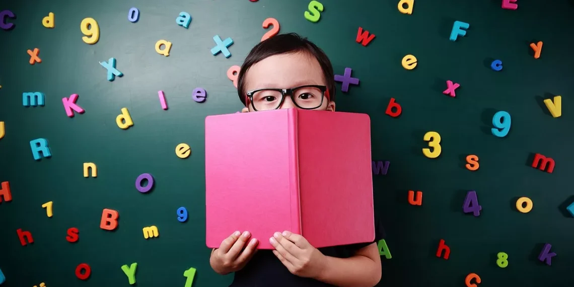 País alcança 66% de alfabetização na idade certa, enquanto atraso escolar persiste