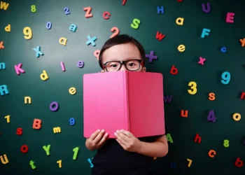 País alcança 66% de alfabetização na idade certa, enquanto atraso escolar persiste