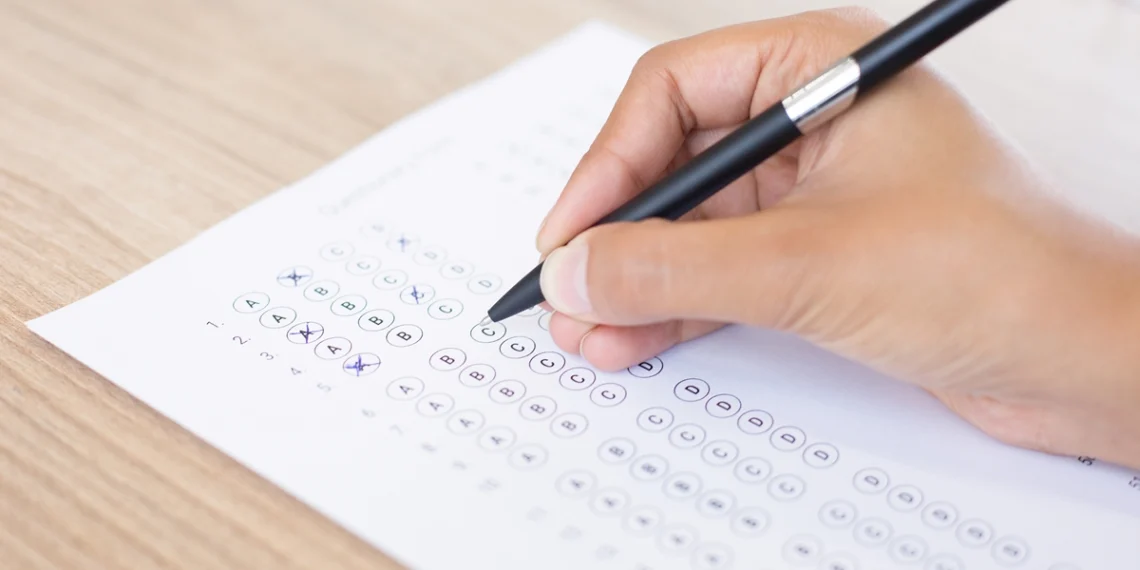 Poucas vagas, milhões em taxas: concursos se sustentam na reprovação em massa de candidatos