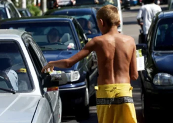 Evasão escolar no ensino médio avança no RN e acompanha entrada precoce no trabalho informal
