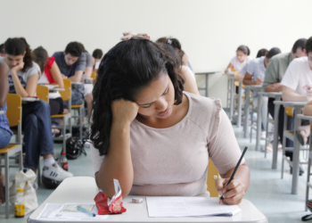 Ensino superior privado: o sistema que expande diplomas enquanto dilui formação