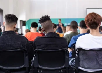 A universidade que admite — e expulsa pelo custo