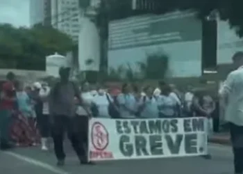 Terceirizados da saúde se manifestam em frente ao Walfredo Gurgel