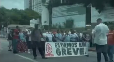 Terceirizados da saúde se manifestam em frente ao Walfredo Gurgel