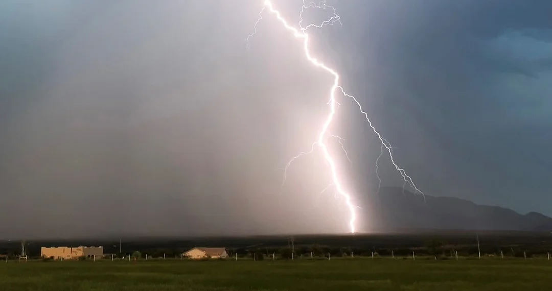 RN registra quase 2 mil raios em 24 horas e cidades do interior têm casas atingidas