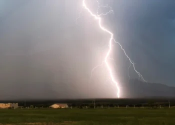 RN registra quase 2 mil raios em 24 horas e cidades do interior têm casas atingidas