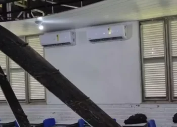 Absurdo: forro de sala desaba e atinge professor em escola estadual na Zona Sul de Natal