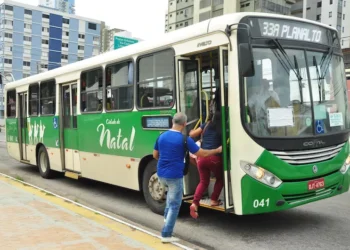 Transporte informal ocupa espaço do sistema de ônibus e redefine mobilidade real em Natal