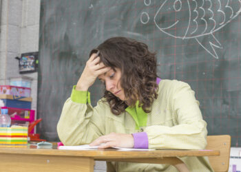 Rede pública mantém professores sobrecarregados para cobrir déficit e transforma falta de pessoal em solução improvisada