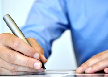 A máquina da terceirização: como o serviço público do RN passou a contratar sem concurso