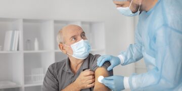 Vacina da gripe reduz risco de AVC e muda impacto da imunização no sistema de saúde