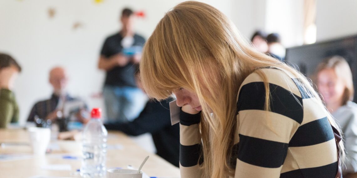 Pesquisa revela que metade dos profissionais brasileiros já sofreram ou presenciaram assédio no ambiente de trabalho