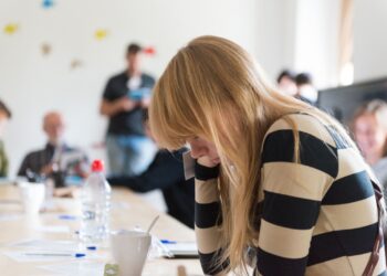 Pesquisa revela que metade dos profissionais brasileiros já sofreram ou presenciaram assédio no ambiente de trabalho
