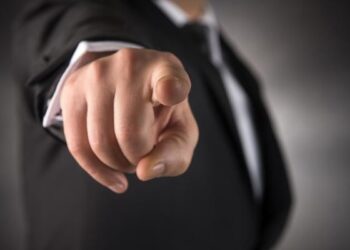 Entre o tribunal das redes e a autoridade que nunca foi nossa