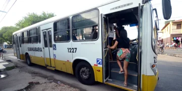 Natal libera ônibus gratuitos aos domingos, mas condiciona acesso ao uso de cartão