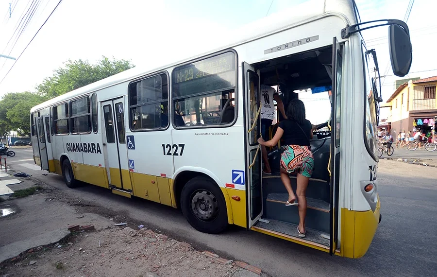 Natal libera ônibus gratuitos aos domingos, mas condiciona acesso ao uso de cartão