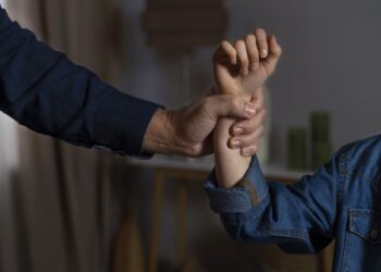 70% das agressões contra mulheres ocorrem dentro de casa no Brasil