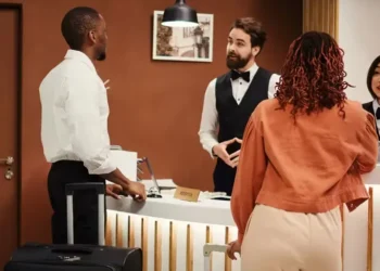 Governo torna check-in digital obrigatório e força hotéis a se adaptar em todo o país