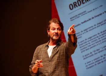 Marcelo Serrado apresenta a comédia “Terapia”, no Teatro Alberto Maranhão