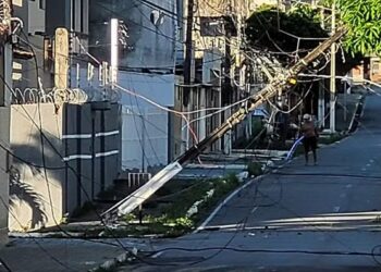 Dois postes caem após colisões e afetam abastecimento de energia para mais de 3 mil imóveis na Grande Natal