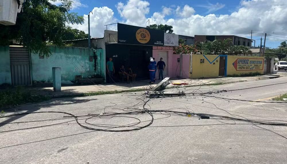 Caminhão arrasta fiação, derruba postes e deixa mais de 6 mil imóveis sem energia em Parnamirim
