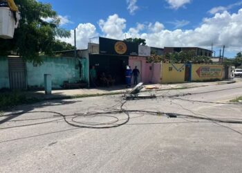 Caminhão arrasta fiação, derruba postes e deixa mais de 6 mil imóveis sem energia em Parnamirim
