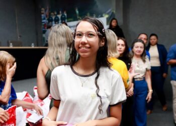 Mais de 120 estudantes da rede municipal recebem óculos gratuitos em Parnamirim