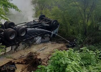 Caminhão com produto químico tomba e vaza carga às margens da BR-226 no RN