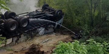 Caminhão com produto químico tomba e vaza carga às margens da BR-226 no RN