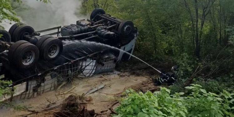 Caminhão com produto químico tomba e vaza carga às margens da BR-226 no RN